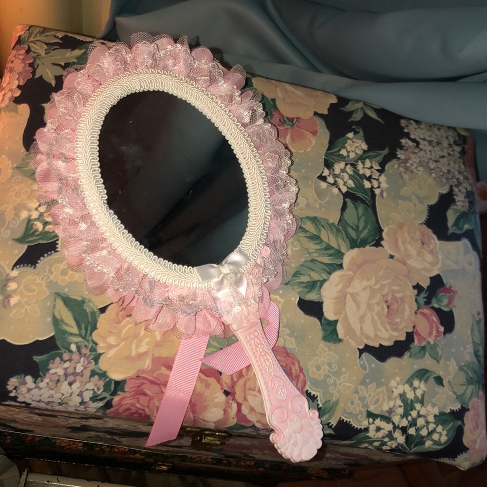 Shabby chic mirror & vanity heart decor - Picture 8 of 13